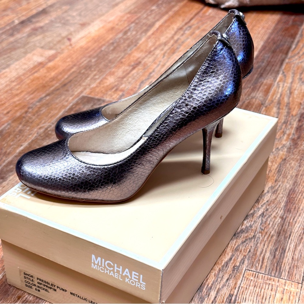 MK | Silver snake skin leather cap toe Presley pumps